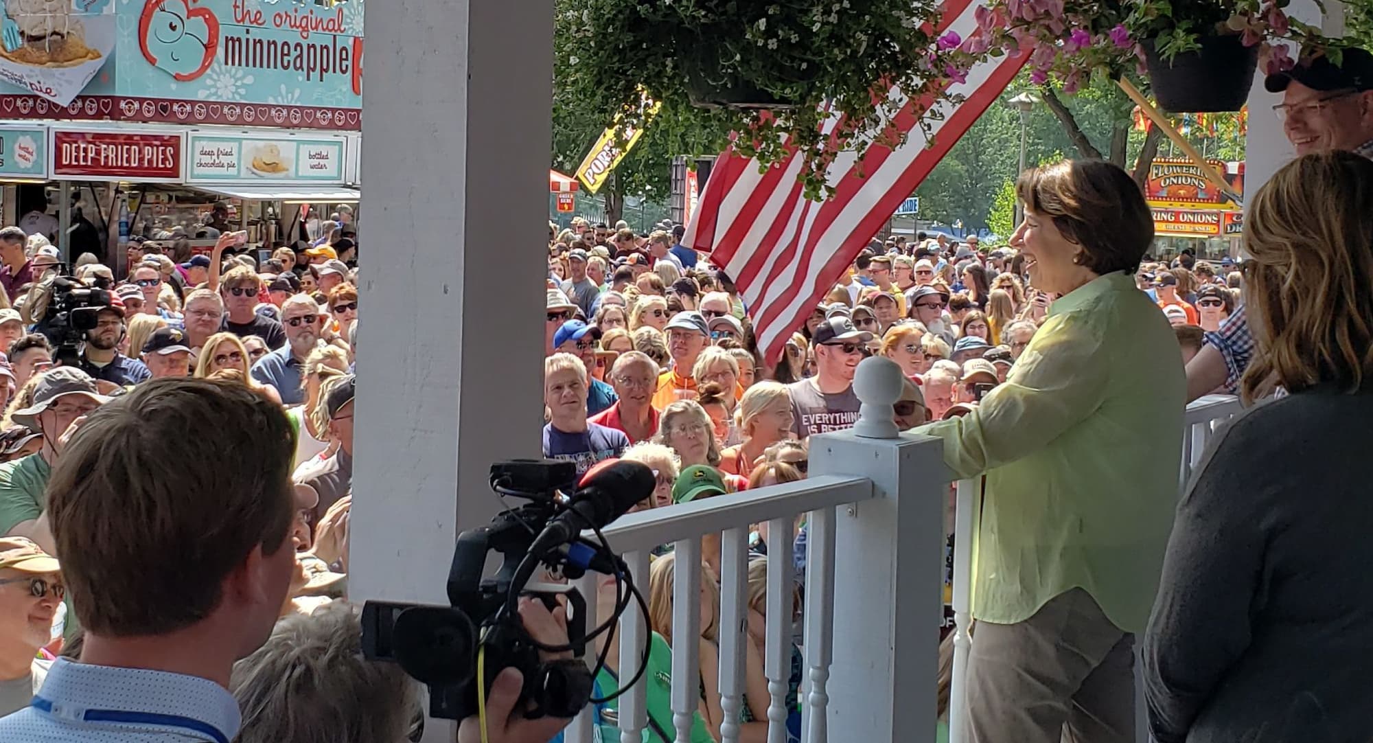 Amy Klobuchar volunteer background image.